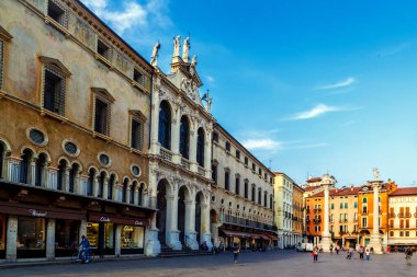 Vicenza / İtalya - Ekim 01, 2017: St. Vincent Kilisesi ve Piazza dei Signori heykelleri ile sütunlar.