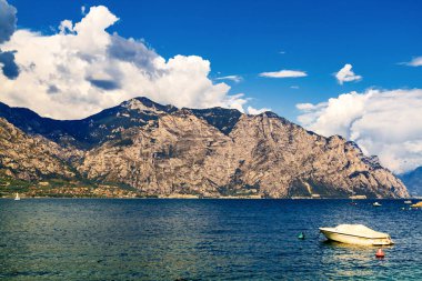 Gökyüzü, dağlar ve su. Picturesque Gölü Garda, Lombardy, İtalya