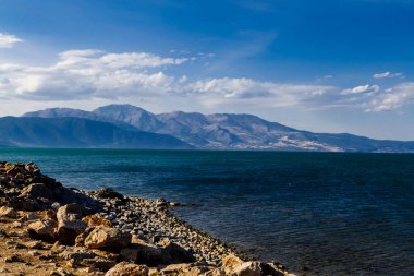 Egirdir Gölü, Türkiye 'nin en büyük ikinci tatlı su gölü. Doğal içme suyu havzası ve biyolojik çeşitlilik için önemlidir..