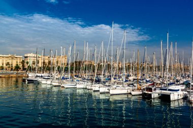 Barselona, İspanya - 10 Ekim 2012: Yatlar ve tekneler eski limandaki yat limanında.