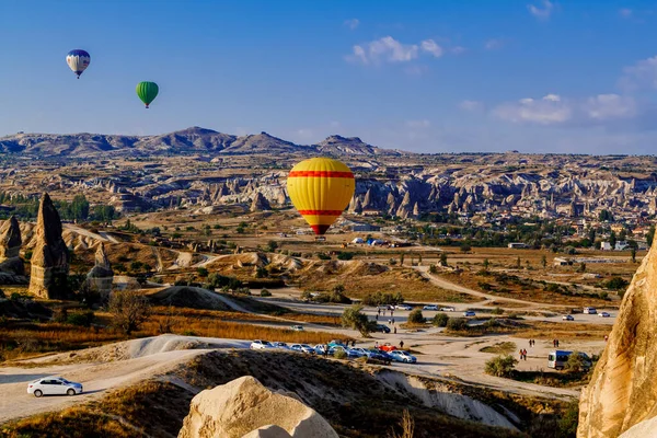 Goreme Nevsehir Turchia Settembre 2019 Mongolfiere Colorate Che Sorvolano Valle — Foto Stock