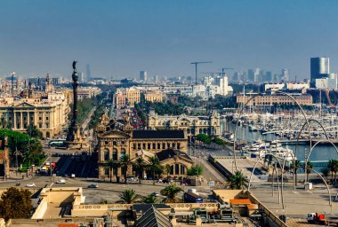 Barcelona, İspanya - 10 Ekim 2012: Barcelona 'nın havadan görünüşü - Port Cable Car' dan görüntü.