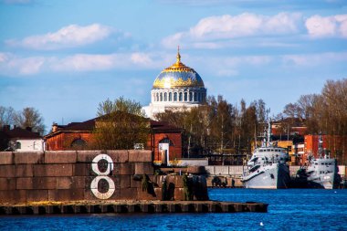Kronshtadt, Saint Petersburg, Rusya - 3 Mayıs 2015: İç saldırı kalesi Kronshtadt 'a tepeden bakan deniz manzarası
