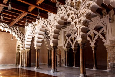 Zaragoza, İspanya - 10 Ekim 2012: İspanya 'nın Zaragoza kentindeki Aljaferia Sarayı' nda Güzel Yay