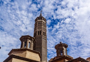 Santa Isabel de Portugal 'ın çan kulesi ve kuleleri bulutlu gökyüzüne karşı. Zaragoza. İspanya.