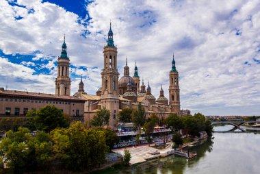 Zaragoza (Saragossa), Aragon, İspanya 'daki Baslica de Nuestra Seora del Pilar ve Ebro nehri