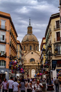 Zaragoza, İspanya - 10 Ekim 2012: Calle de Alfonso I ve Baş Katedrali Lady Pillar
