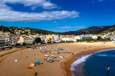 Tossa de Mar, İspanya - 14 Ekim 2012: Badia Körfezi Tossa de Mar, Girona, Katalonya, İspanya Barcelona yakınlarındaki deniz manzarası. Güzel kumsalları ve berrak mavi suları olan eski bir ortaçağ kalesi. Costa Brava 'daki ünlü turizm merkezi..