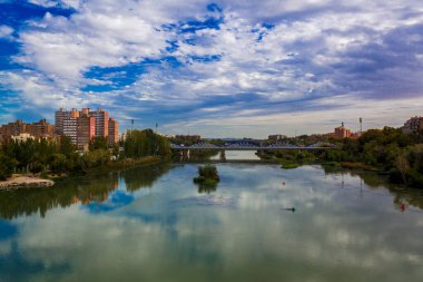 Zaragoza ve Ebro nehri üzerindeki şehir manzarası.