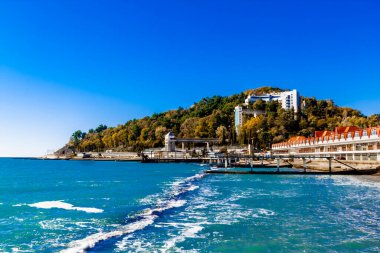 Khosta, Sochi / Rusya - Kasım 04: Dağlı kıyı şeridi ve sanatoryum manzarası 