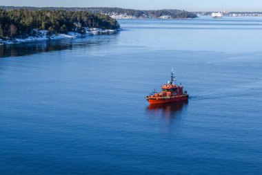 Stockholm, İsveç - 4 Nisan 2013: Stockholm 'e giden İsveç fiyortlarında pilot tekne