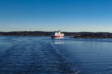 Stockholm, İsveç - 4 Nisan 2013: Stockholm 'e giden İsveç fiyortlarında yolcu feribotu
