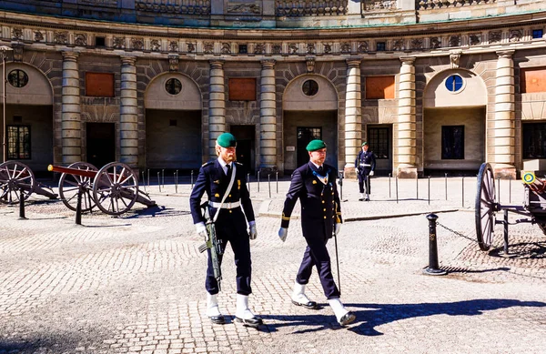 Stockholm Zweden April 2013 Erewacht Het Koninklijk Paleis Stockholm Hoofdstad Rechtenvrije Stockafbeeldingen