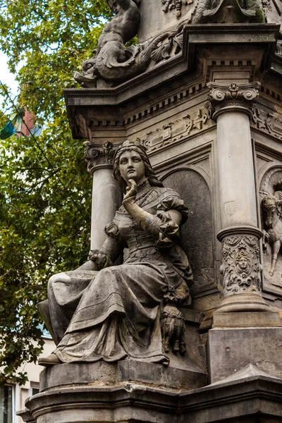 Keulen Gremany Augustus 2011 Vrouwelijk Beeldhouwwerk Bij Het Fonteinmonument Jan Stockfoto