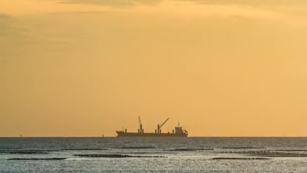 时间 laspse 的货船与起重机的夕阳的天空 — 图库视频影像
