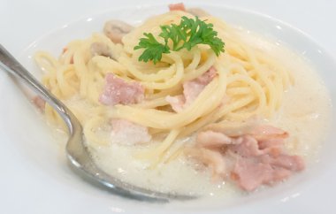 Spagetti cabonara beyaz tabak içinde