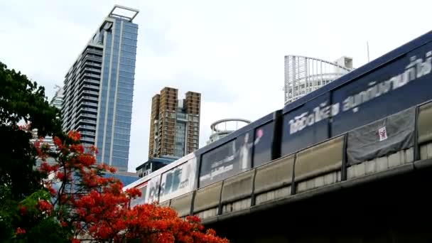 Tren del cielo funcionando en ferrocarril con fondo de torre — Vídeo de stock