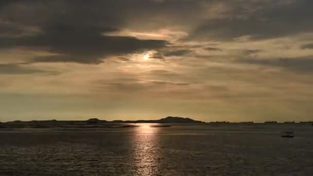 Deniz zaman atlamalı, günbatımı gökyüzü — Stok video