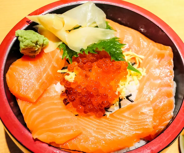 Cuisine japonaise à l'intérieur plat — Photo