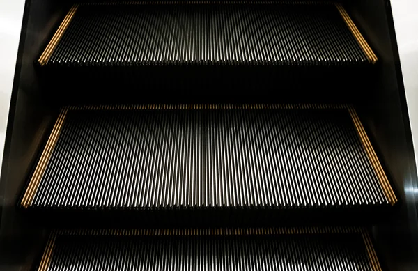 Zbliżenie na krok schodów ruchomych — Zdjęcie stockowe