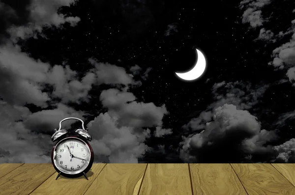 Reloj despertador vintage con luna en el fondo del cielo nocturno — Foto de Stock