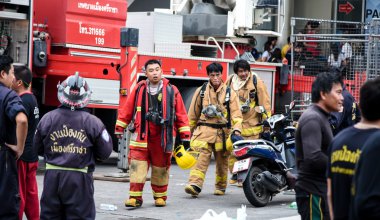 Robinson Sriracha alışveriş merkezinde, yangın musluğu bitirdikten sonra yürüyüşe itfaiyeci ateş