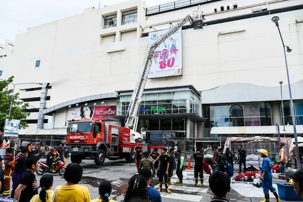 Oheň na Robinson Sriracha shopping mall, pozornost veřejnosti k firman pracovní — Stock fotografie