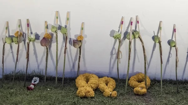 Тайцы возлагают цветы в честь короля Рамы IX — стоковое фото