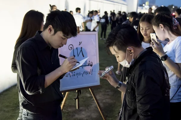 Thai artist drawing for people in tribute to King Rama IX — Stock fotografie