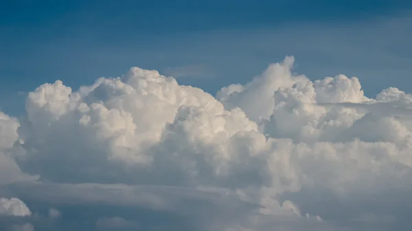 Beaux nuages dans le ciel bleu — Photo