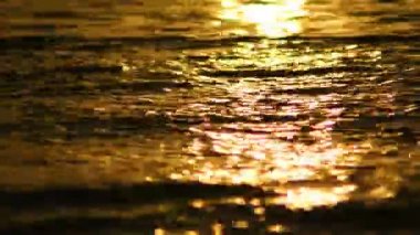 Deniz günbatımı hafif refection ile sörf