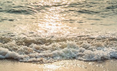 Deniz günbatımı ışık ile sörf