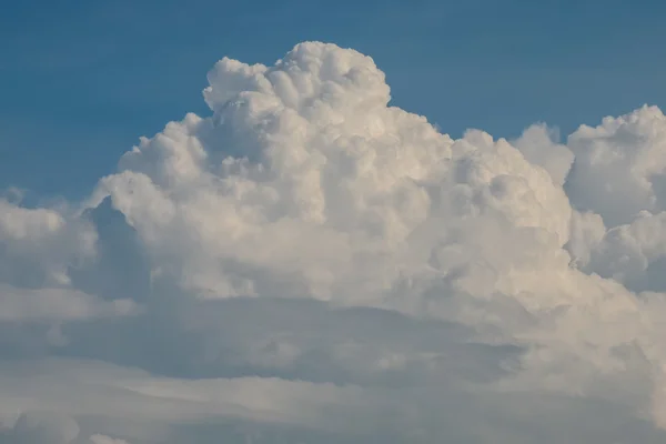 Schöne Wolken am blauen Himmel — Stockfoto