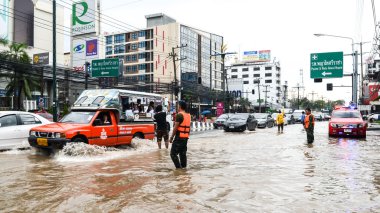 Ağır yağmur altında Sriracha, Chonburi, Tayland sonra sel 