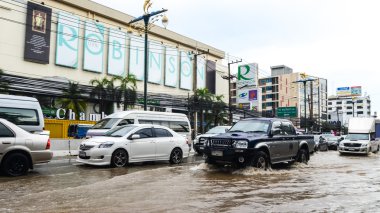 Ağır yağmur altında Sriracha, Chonburi, Tayland sonra sel