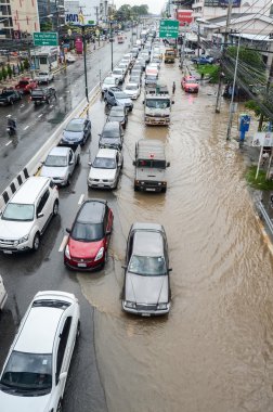 Ağır yağmur altında Sriracha, Chonburi, Tayland sonra sel