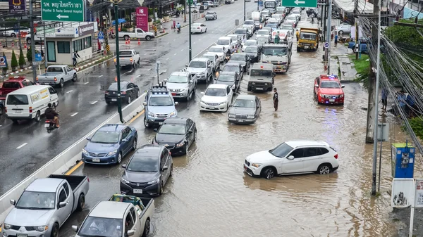 Zalać po ulewnym deszczu w Sriracha, Chonburi, Tajlandia — Zdjęcie stockowe