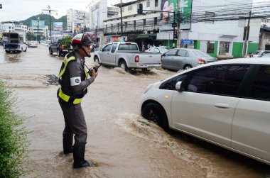 Ağır yağmur altında Sriracha, Chonburi, Tayland sonra sel