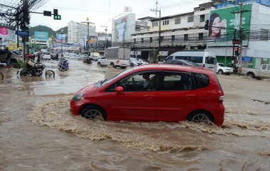 Ağır yağmur altında Sriracha, Chonburi, Tayland sonra sel