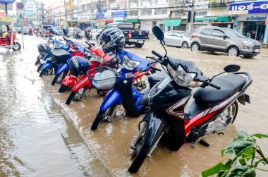 Ağır yağmur altında Sriracha, Chonburi, Tayland sonra sel
