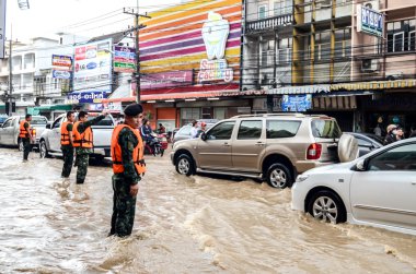 Ağır yağmur altında Sriracha, Chonburi, Tayland sonra sel
