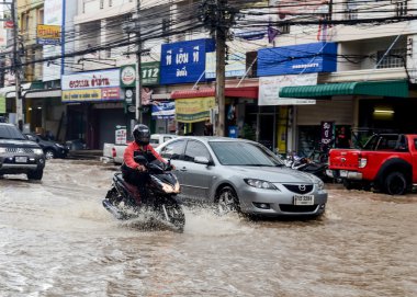 Ağır yağmur altında Sriracha, Chonburi, Tayland sonra sel
