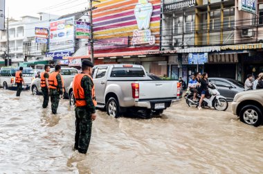 Ağır yağmur altında Sriracha, Chonburi, Tayland sonra sel
