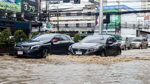 Zalać po ulewnym deszczu w Sriracha, Chonburi, Tajlandia — Zdjęcie stockowe