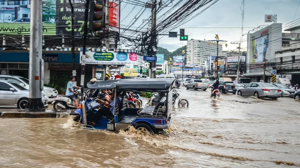 Наводнение после дождя в Шрираче, Чонбури, Таиланд — стоковое фото