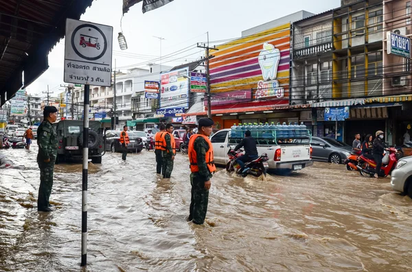 Flom etter kraftig regn i Sriracha, Chonburi, Thailand – stockfoto