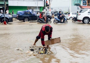 Ağır yağmur altında Sriracha, Chonburi, Tayland sonra sel