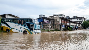 Ağır yağmur altında Sriracha, Chonburi, Tayland sonra sel