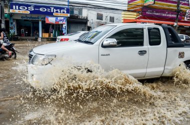 Ağır yağmur altında Sriracha, Chonburi, Tayland sonra sel