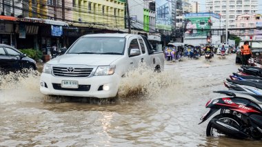 Ağır yağmur altında Sriracha, Chonburi, Tayland sonra sel
